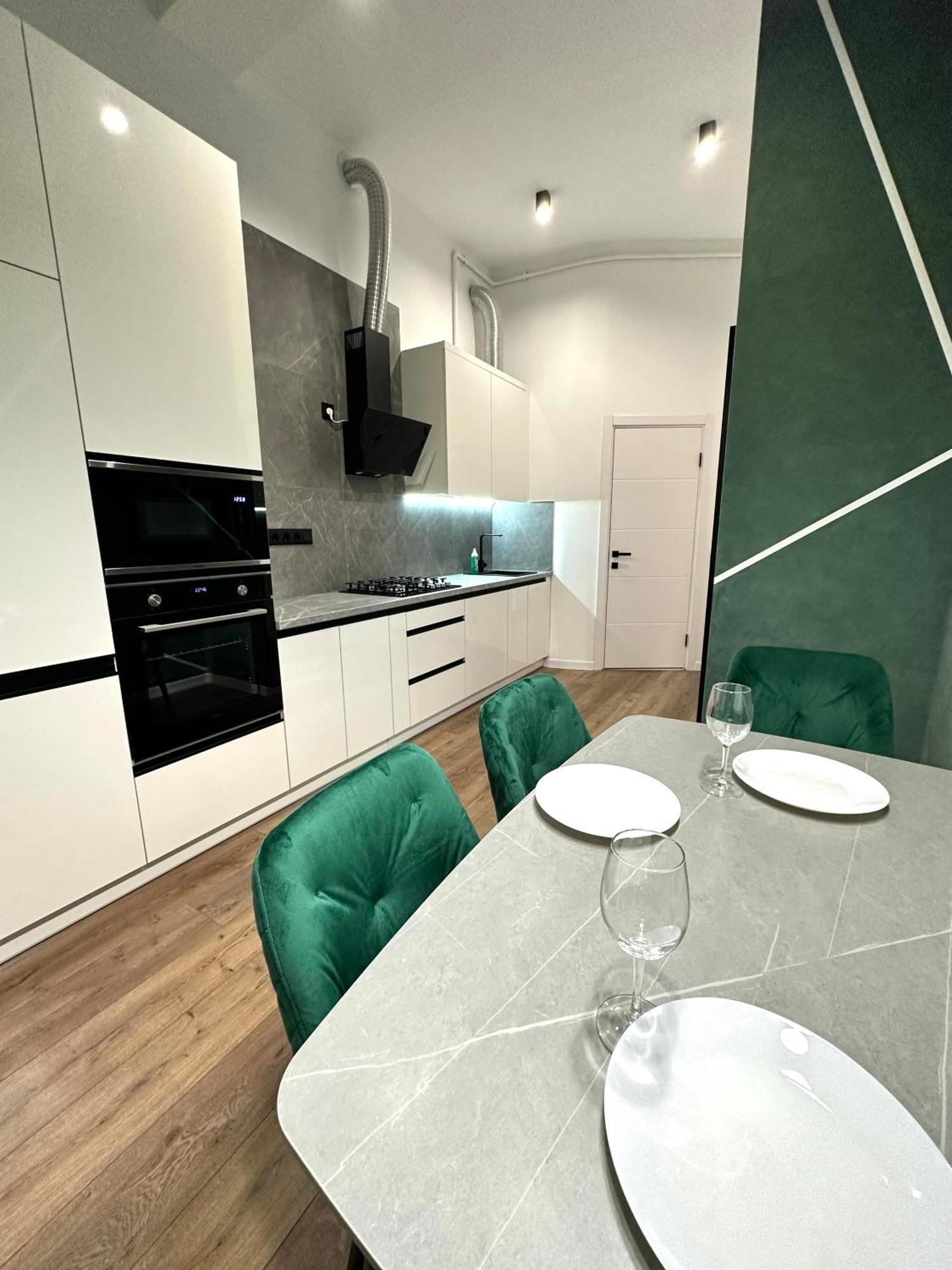 Romantic Apartments - In The Center Of Lviv , King-Size Bed エクステリア 写真