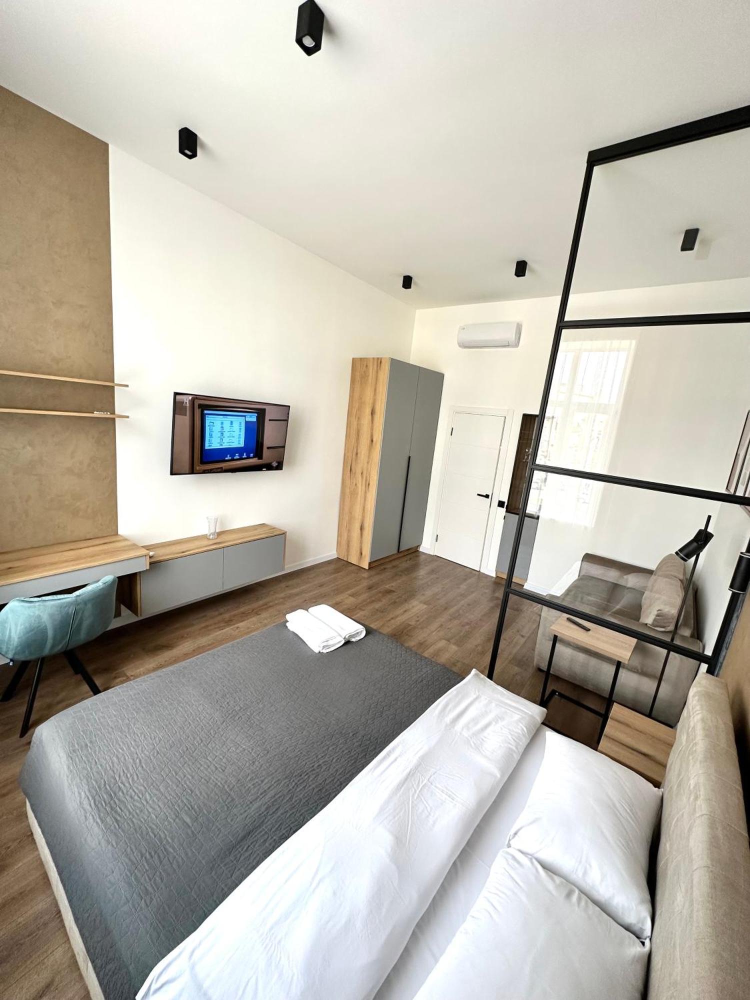 Romantic Apartments - In The Center Of Lviv , King-Size Bed エクステリア 写真